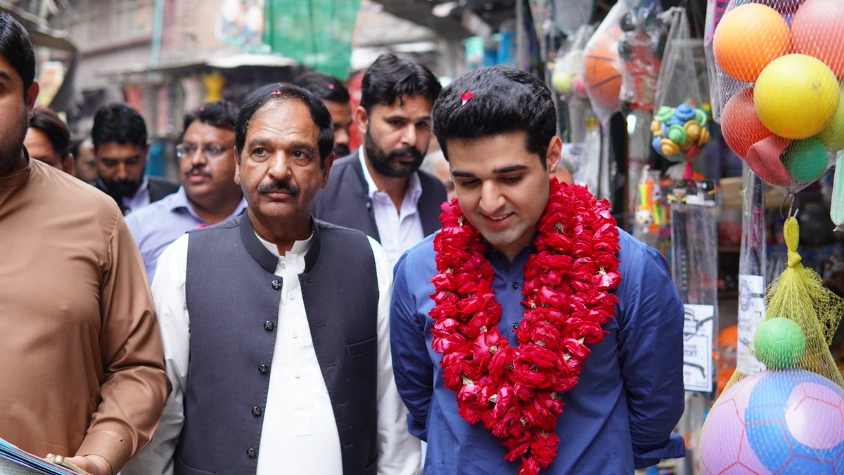 munsi_here's tweet photo. In PP-149, Abdul Aleem Khan sons, Abdur Rahman Khan and Abdur Rafay Khan, are spearheading a door-to-door election campaign in support of Shoaib Siddiqui.
#خدمت_کی_پہچان_عقاب_کانشان https://t.co/xS6eSogLug
