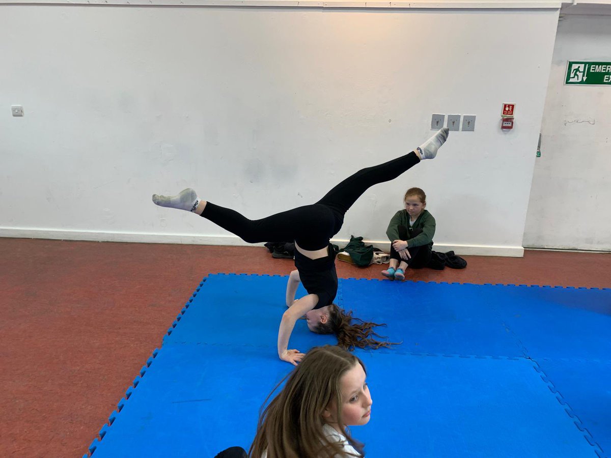 #OiamCharity ⚽️🤸HIGH ENERGY! ⭐️We had a fantastic time at Kidz & Youth Clubs in #Windhill last night! ✅Football, dancing, gymnastic and exercise sessions! ❤️“The young people did great showing their leadership qualities, and helping/teaching others.”