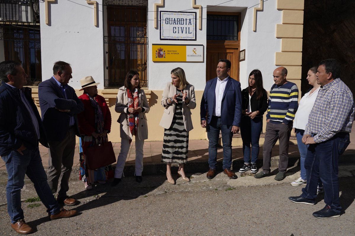 🔵 Alcem la veu en defensa de la seguretat a la nostra terra. ❌ Pedro Sánchez vol tancar cinc casernes de la Guàrdia Civil a la província, deixant els nostres pobles desprotegits. No podem permetre aquest abandó. S'ha de garantir la protecció que els castellonencs mereixen.