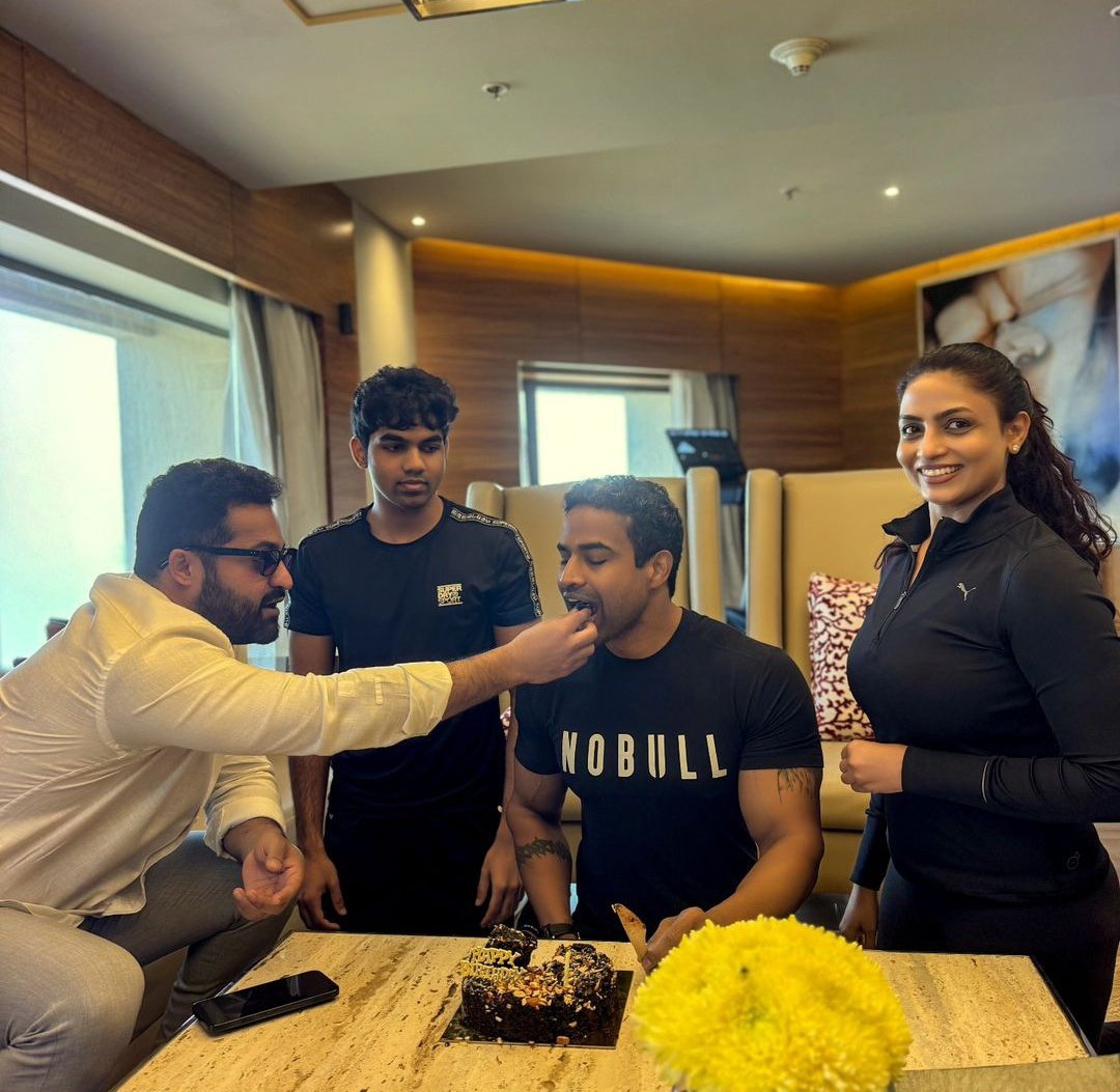 NTR @tarak9999 In Mumbai ❤️‍🔥🥵 🤍. Today #JrNTR Celebrated The Gym Trainer Kumar Mannava Garu Birthday In Mumbai 👌👌👌. #ManofMassesNTR #War2 #YRFSpyUniverse #Devara