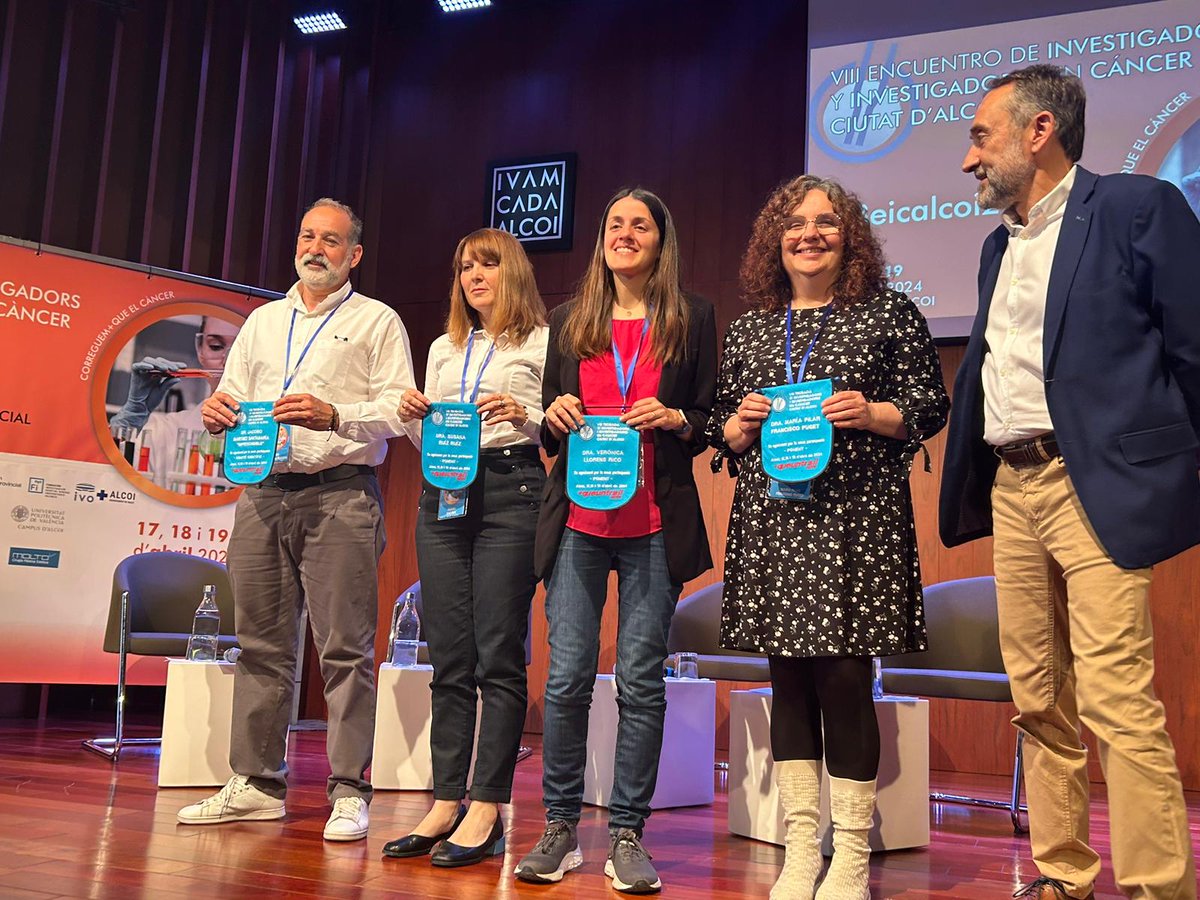 🏅 Personal científico de #Fisabio que participa en el Encuentro recibe un reconocimiento a su tarea investigadora y es obsequiado con los mismos banderines que reciben los ganadores del @Trailalcoi Enhorabuena! 👏