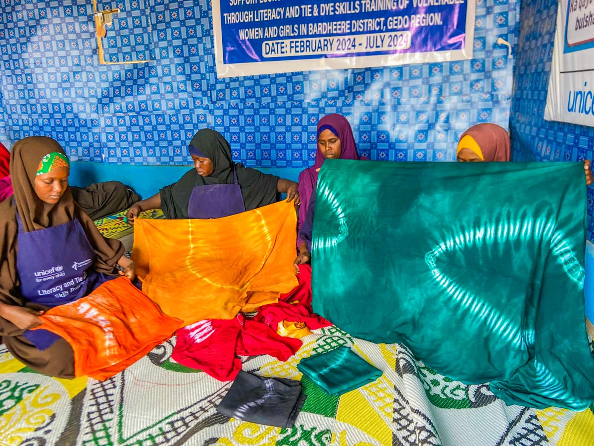 At the core of our @unicefsomalia-funded #GBV intervention is the economic empowerment of women & girls. 60 women & girls are gaining new skills through tie & dye training at the WGSS in #Bardheere & #BeletXaawo. 💫A pathway to self-employment and supporting their families!