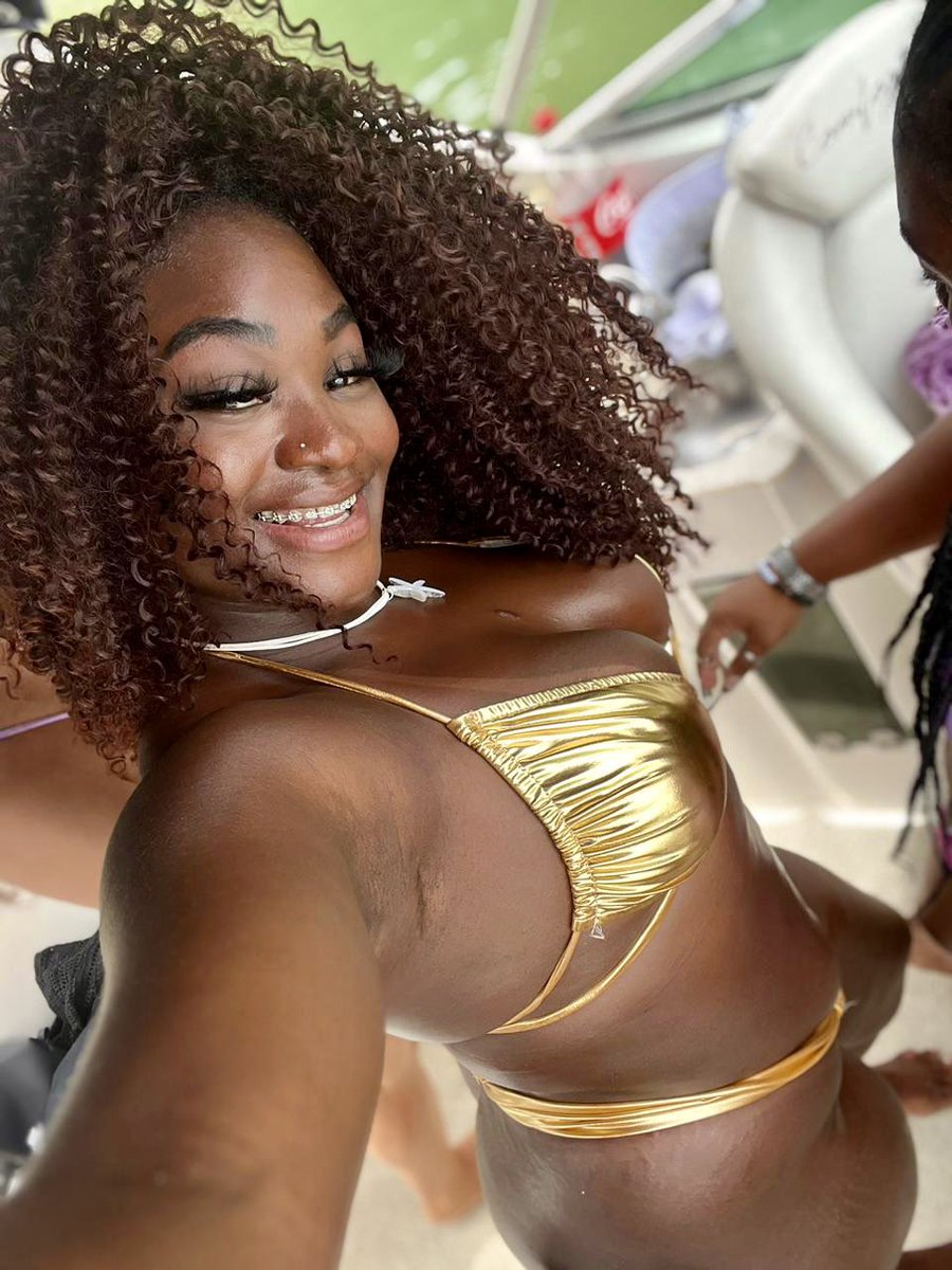 suburbiasuzy's tweet photo. #tbt #meuniver #vibes #preta #afropaty #festalacha https://t.co/8eqnS7ehUH