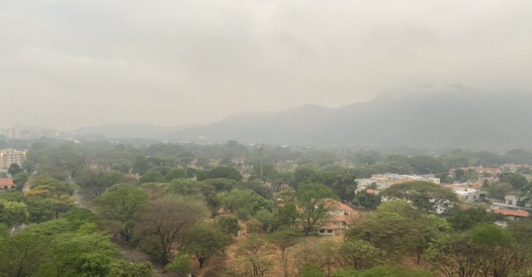 PepeClavijoA's tweet photo. Finalmente el humo nos abandonó, corrido por las primeras lluvias, hoy la neblina cubre a Maracay, Venezuela, 18/04/2024, 6:55am. https://t.co/ybuA6BiA5u
