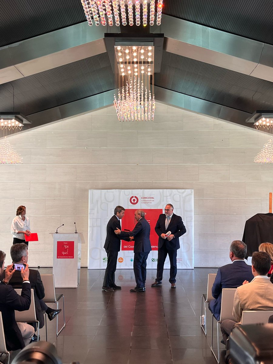 ¡Llega el momento de otorgar el Premio a la Trayectoria Cooperativa! 🏆

Nardi Alba, @carlos_mazon_ y @ejsambai son los encargados de presentar y otorgar este galardón.

#PremisPepeMiquel #VLC24CapitalEconomíaSocial #SomCapitalES