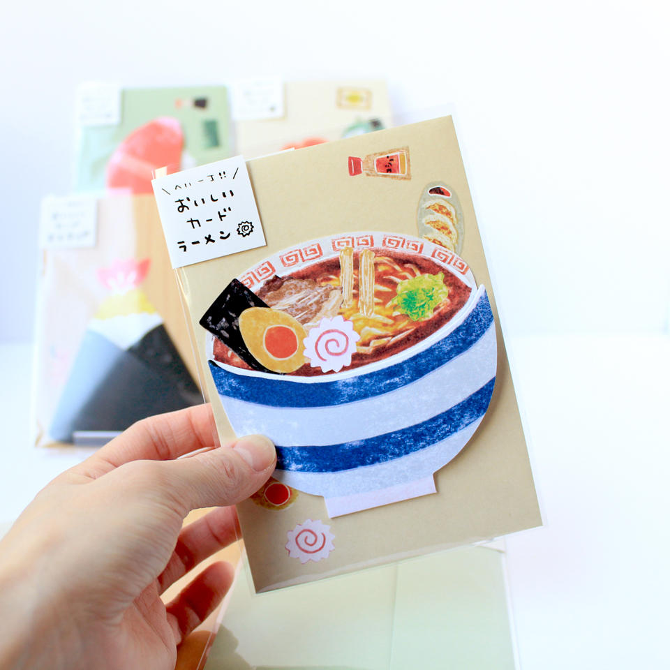 kinoco_coba's tweet photo. 【うれしいお知らせ】
株式会社アクティブコーポレーション様より新商品『おいしいカード』が発売になりました🎊
全4種のとっても楽しくかわいいグリーティングカードです🍣🍤🍜
全国の書店・文具店にて販売中💯
アクティブコーポレーション様オンラインショップはこちら↓
https://t.co/m0HANi3MxW https://t.co/qZ3LGjZxjF