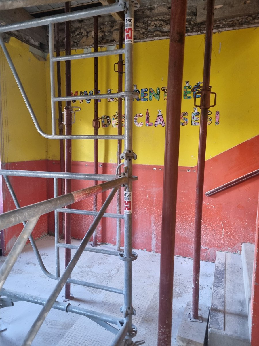 Mel_Thomin's tweet photo. 👷♂️🚧 Visite de chantier du projet de rénovation/extension pour l'école publique de #Hanvec
🏫🚸Un projet structurant & innovant qui s'achèvera en 2025
🌳☘️🦋 À noter, la création d'une cour d'école au plus proche de la nature 🐛 proposant aux élèves un cadre scolaire d'exception https://t.co/BItnFaOSlT