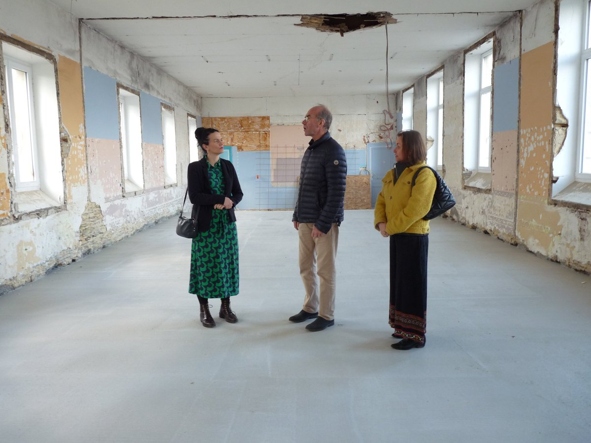 Mel_Thomin's tweet photo. 👷♂️🚧 Visite de chantier du projet de rénovation/extension pour l'école publique de #Hanvec
🏫🚸Un projet structurant & innovant qui s'achèvera en 2025
🌳☘️🦋 À noter, la création d'une cour d'école au plus proche de la nature 🐛 proposant aux élèves un cadre scolaire d'exception https://t.co/BItnFaOSlT