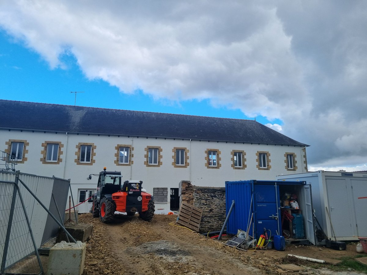 Mel_Thomin's tweet photo. 👷♂️🚧 Visite de chantier du projet de rénovation/extension pour l'école publique de #Hanvec
🏫🚸Un projet structurant & innovant qui s'achèvera en 2025
🌳☘️🦋 À noter, la création d'une cour d'école au plus proche de la nature 🐛 proposant aux élèves un cadre scolaire d'exception https://t.co/BItnFaOSlT