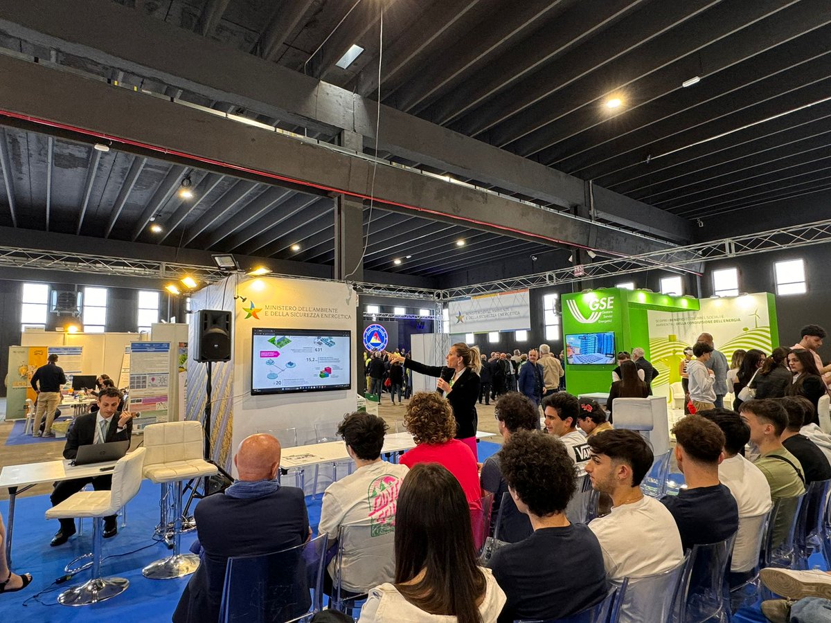 #ECOMED2024,oggi gli studenti dell'@unict12, presso lo stand del @MASE_IT, hanno approfondito con gli esperti #GSE i temi della #sostenibilità, dell'#efficienzaenergetica e i #benefici della condivisione dell'energia.