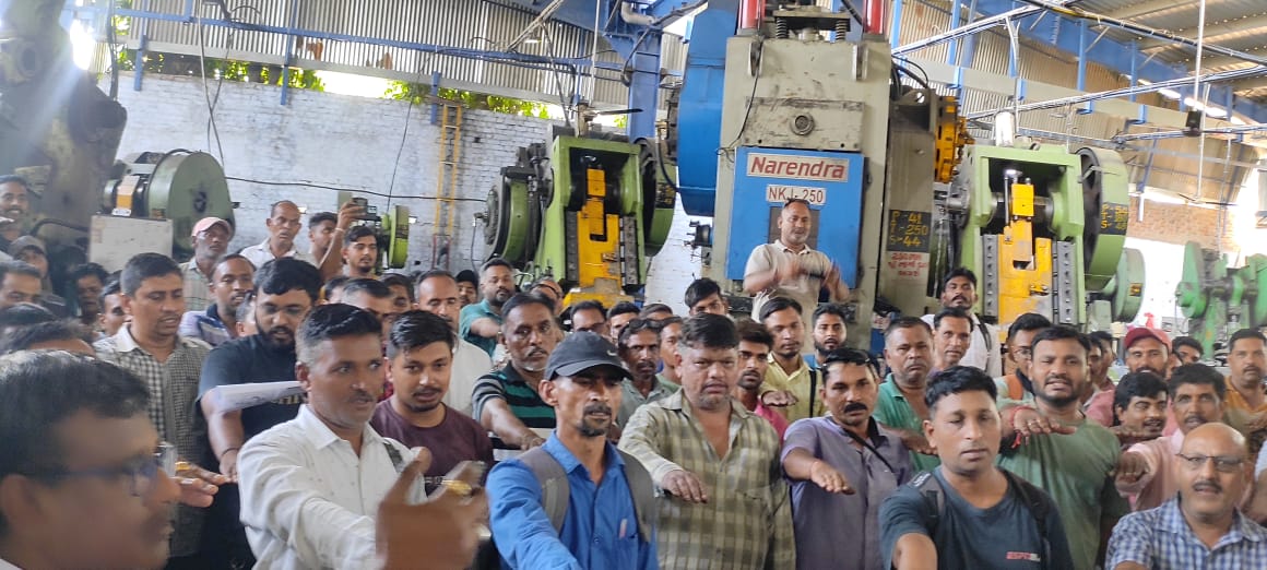 DabhoiC's tweet photo. 21 -છોટા ઉદેપુર સંસદીય મતવિસ્તારમાં સમાવિષ્ટ 140 -ડભોઇ વિધાનસભા મતદાર વિભાગ
 ડભોઇ તાલુકા ખાતે આવેલી G.I.D.C DABHOI માં કામ કરતા કામદારો ૧૦૦% મતદાન કરે તે માટે ની પ્રતિજ્ઞા લેવડાવવામા આવી... @CEOGujarat @collectorcu @DEOVADODARA @SdmDabhoi @OfficialGsrtc https://t.co/tcRu1clHBY