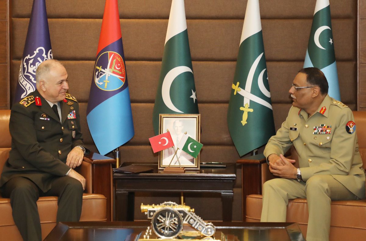 Rawalpindi, April 18, 2024: 

General Metin Gürak, Chief of the Turkish General Staff called on General Sahir Shamshad Mirza, Chairman Joint Chiefs of Staff Committee, at Joint Staff Headquarters, Rawalpindi.

During the meeting, matters related to enhancing the level and scope