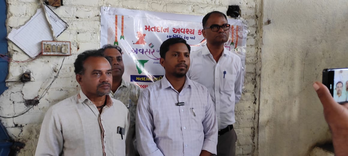 21 -છોટા ઉદેપુર સંસદીય મતવિસ્તારમાં સમાવિષ્ટ 140 -ડભોઇ વિધાનસભા મતદાર વિભાગ
 ડભોઇ તાલુકા ખાતે આવેલી G.I.D.C DABHOI માં કામ કરતા કામદારો ૧૦૦% મતદાન કરે તે માટે ની પ્રતિજ્ઞા લેવડાવવામા આવી... <a href="/CEOGujarat/">Chief Electoral Officer, Gujarat</a> <a href="/collectorcu/">Collector Chhotaudepur</a> <a href="/DEOVADODARA/">District Election Officer Vadodara</a> <a href="/SdmDabhoi/">Deputy Collector & SDM Dabhoi</a> <a href="/OfficialGsrtc/">GSRTC</a>