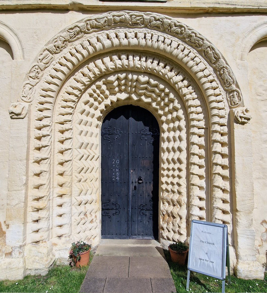 One of the *top* #AdoorableThursday doors of all time - Iffley. I've known #Oxford since I was 21 - why has it taken 30 years to get here? Beakheads! Zig-zag! #Zodiac signs! Evangelists! I mean, look at it!