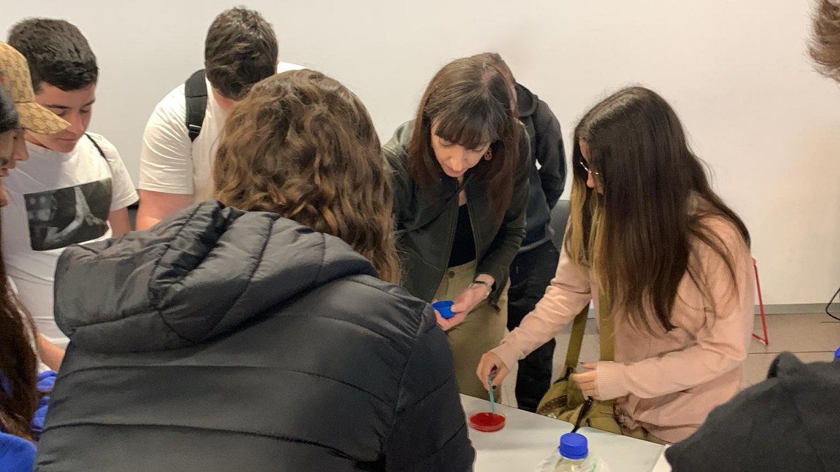 L'@IQAC_CSIC també està present al @festnano-Barcelona @ccitub. Gràcies a la S. Pujals, l'alumnat ha formulat partícules de diferents colors i encapsulat fàrmacs dins de càpsules esfèriques per entendre millor com la nanomedicina revoluciona els tractaments mèdics.