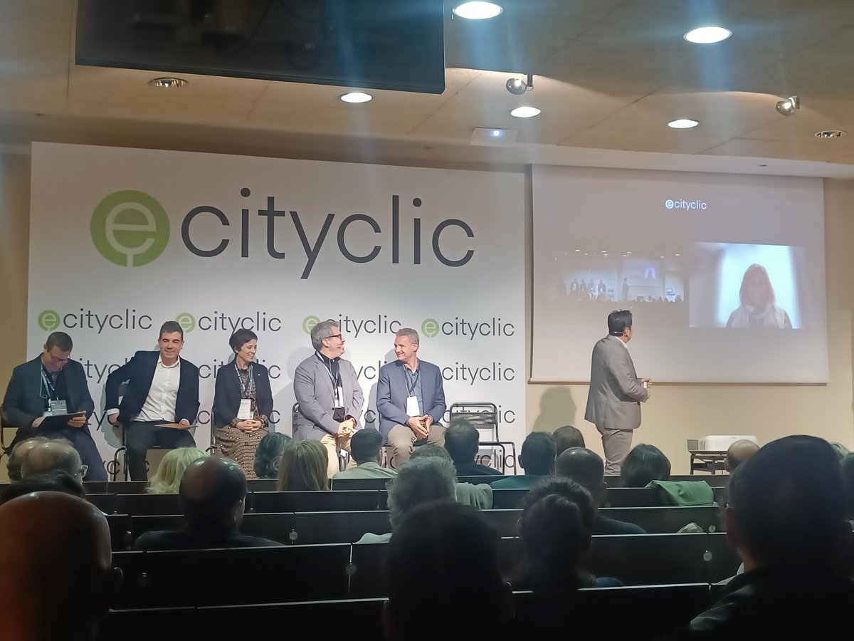 chabier's tweet photo. @QMestres @ConsorciAOC @mireiaecityclic @CindeaS @FerranFarriol @AjSantBoi @ajviladecavalls Comienza la última parte de la agenda de la #ecityLab24 después de una charla súper interesante, divertida y clarificante de @JaimeObregon https://t.co/gAcEs3FN5g