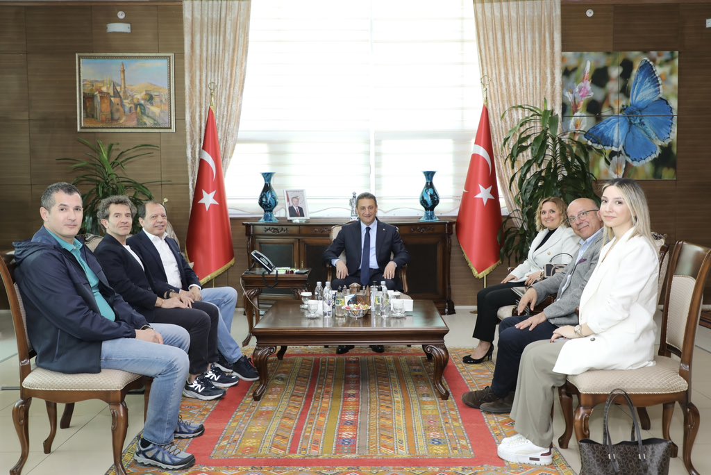 Eren Holding Mali Koordinatörü Berrak Ayazoğlu ve beraberindekiler, Valimiz Sayın Erol Karaömeroğlu’nu ziyaret etti.