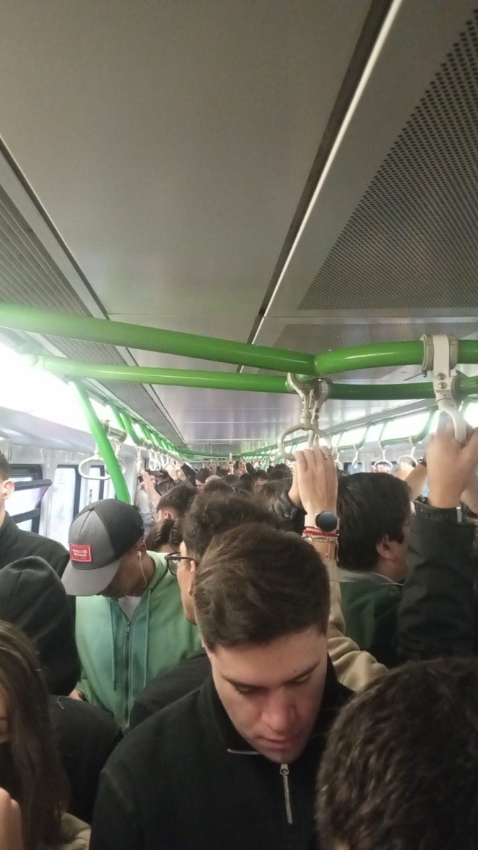 fernandoaranc13's tweet photo. @EFEValparaiso @MTTChile @canal13 @MarceSabat porfavor ya es demasiado la poca empatía con los usuarios , trenes dirección puerto solo cabina simple , esto de todas las mañanas , habiliten dos unidades porfavoooor https://t.co/IfDzRYgAo8