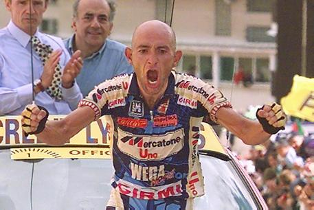 @davidguenel Two above each other, both linked to Pantani:
1) Giro94 - Merano-Aprica. After the victory in Lienz-Merano the day before, the clear feeling of witnessing the birth of a myth.
2) TdF97 - Alpe d'Huez. When the myth was reborn, after the terrible accident of Milan-Turin.