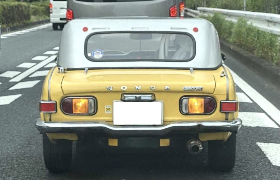 1973年12月以前はウィンカーもブレーキランプも赤色というクルマが