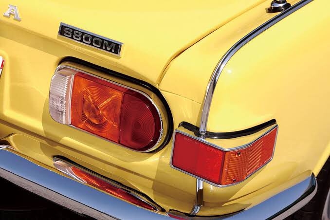 1973年12月以前はウィンカーもブレーキランプも赤色というクルマが