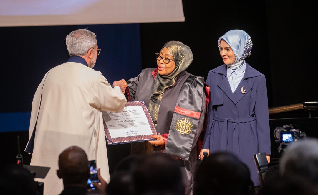 SuluhuSamia's tweet photo. Naishukuru Seneti ya Chuo Kikuu cha Ankara nchini Uturuki kwa kunitunuku Shahada ya Udaktari wa Heshima (Honoris Causa) katika Uchumi. Nimeipokea heshima hii kwa unyenyekevu na shukrani kwa niaba ya wachapa kazi waume kwa wake nyumbani nchini Tanzania. Mimi ni kiongozi wao, ninayofanya na heshima hii ni kwa niaba yao.