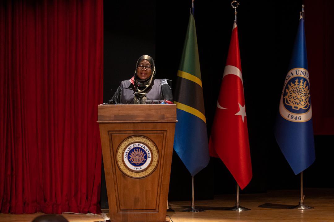 SuluhuSamia's tweet photo. Naishukuru Seneti ya Chuo Kikuu cha Ankara nchini Uturuki kwa kunitunuku Shahada ya Udaktari wa Heshima (Honoris Causa) katika Uchumi. Nimeipokea heshima hii kwa unyenyekevu na shukrani kwa niaba ya wachapa kazi waume kwa wake nyumbani nchini Tanzania. Mimi ni kiongozi wao, ninayofanya na heshima hii ni kwa niaba yao.