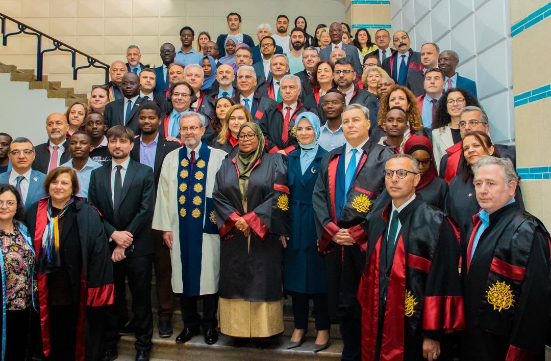 SuluhuSamia's tweet photo. Naishukuru Seneti ya Chuo Kikuu cha Ankara nchini Uturuki kwa kunitunuku Shahada ya Udaktari wa Heshima (Honoris Causa) katika Uchumi. Nimeipokea heshima hii kwa unyenyekevu na shukrani kwa niaba ya wachapa kazi waume kwa wake nyumbani nchini Tanzania. Mimi ni kiongozi wao, ninayofanya na heshima hii ni kwa niaba yao.