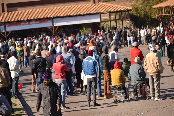 AffluentialNews's tweet photo. GRANT INCREASE

The Covid-19 social relief of distress grant in South Africa has been increased by R20, or 5.7%, to R370. 

The grant is received by 9 million people. https://t.co/MNCtY0HJQq
