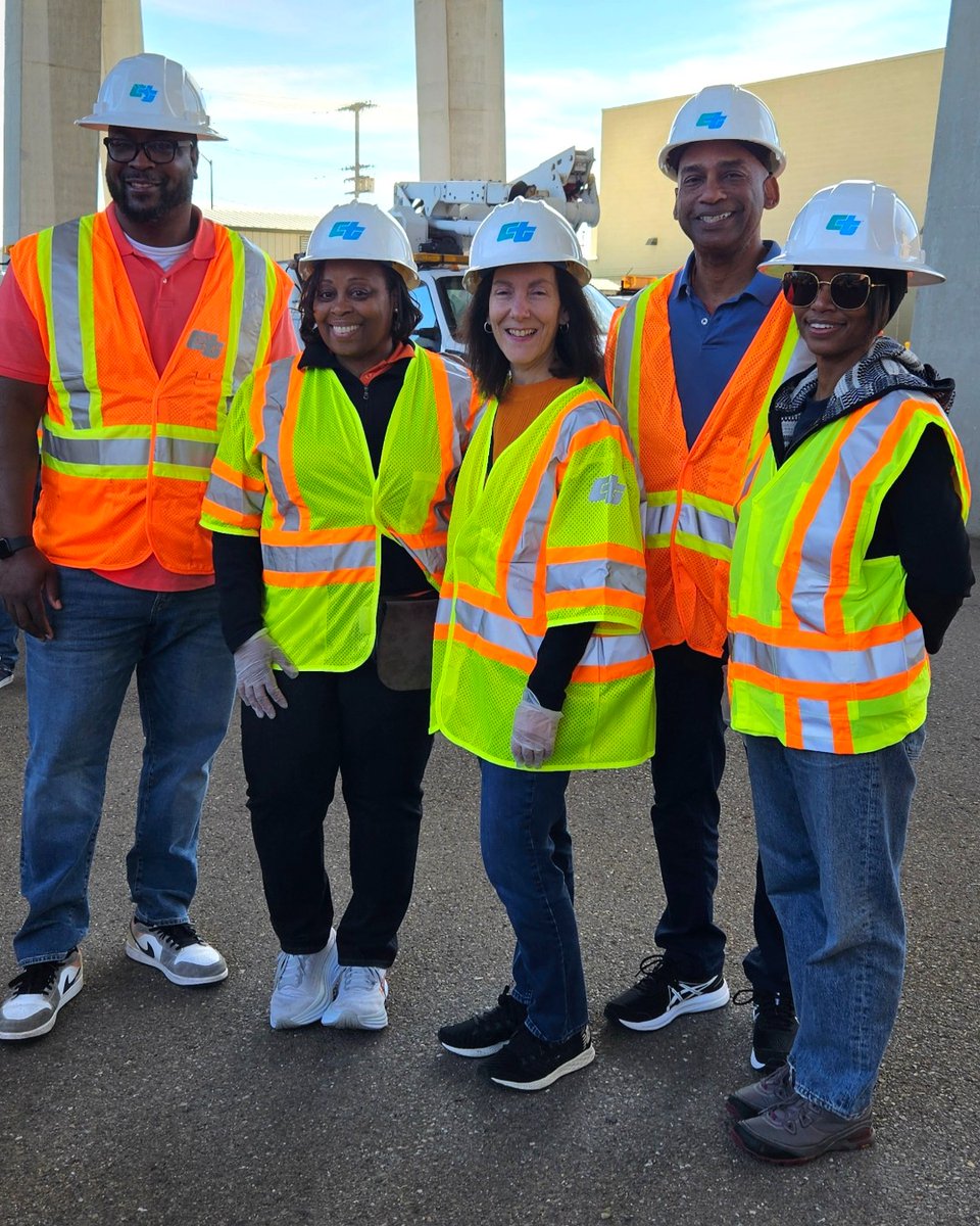 FHWA's California Division is wearing orange in support of #WorkZone safety. #Orange4Safety #OrangeForSafety #NWZAW #NWZAW2024 #SafeWorkZonesForAll #SafeWorkZones