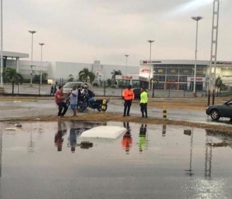#Aragua #18abr 7am Un carro cayó en la canal de aguas frente al centro comercial en la av. los Aviadores. Más temprano la vía estaba colapsado por las #lluvias de esta madrugada.