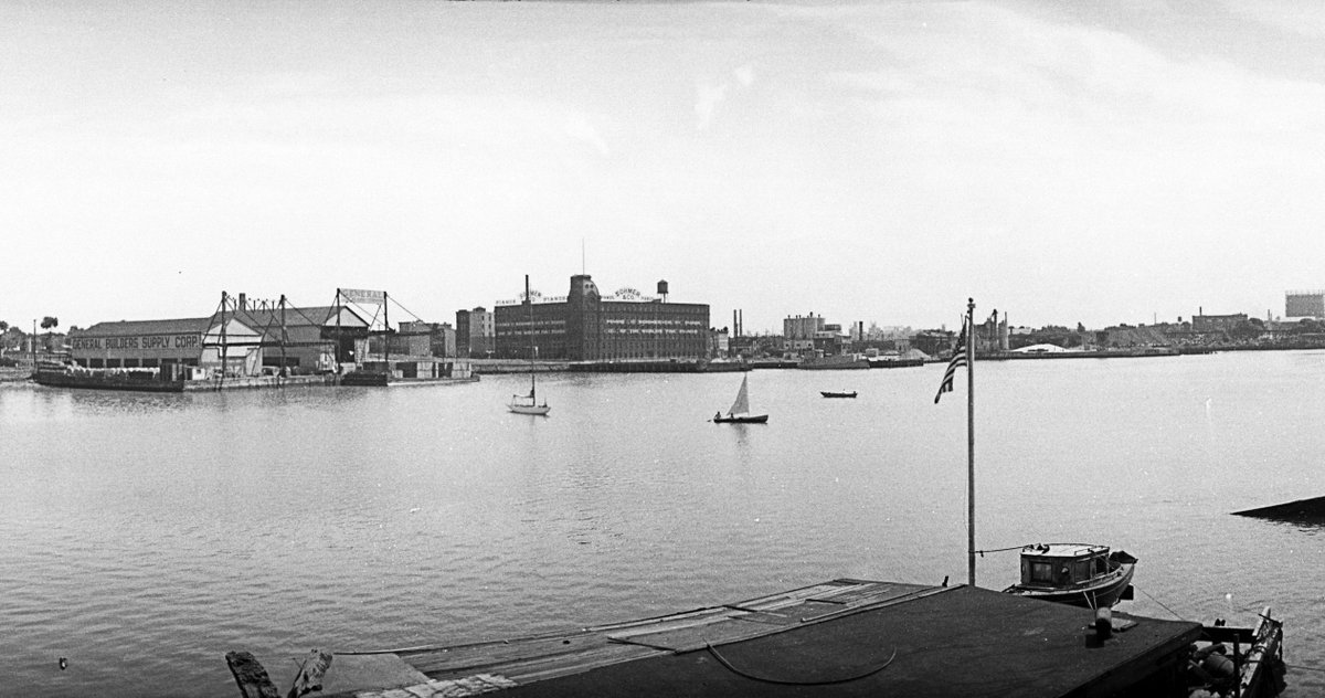 QueensMemory's tweet photo. #TBT View looking south from Hallett's Point, circa 1945. Sohmer & Co. Piano factory is at center🎹 Photo: Joseph Sandor
#QPLarchives #HalletsPoint #Astoria #PianoFactory #NYCWaterfront https://t.co/ORDnBvIvlf