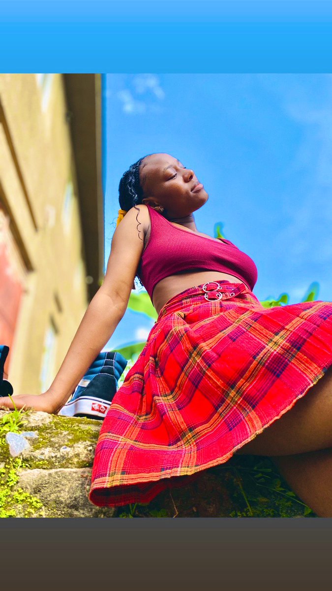 moureensnow's tweet photo. Dont mind my skirt … the camera guy had other interests https://t.co/dkfThWeZi7