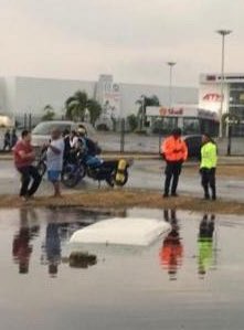 #Aragua #18abr 7am Un carro cayó en la canal de aguas frente al centro comercial en la av. los Aviadores. Más temprano la vía estaba colapsado por las #lluvias de esta madrugada.