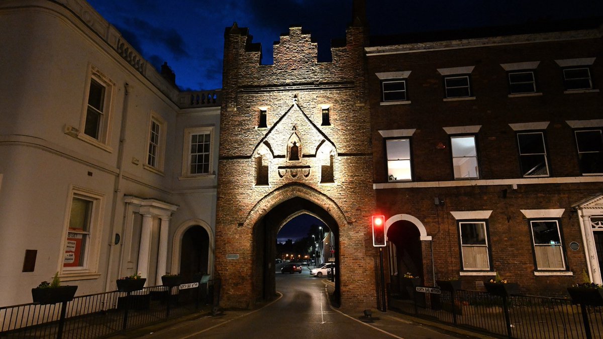 North Bar illuminated once again in #Beverley - via @East_Riding eastriding.gov.uk/news/article/?… #Humber #heritage