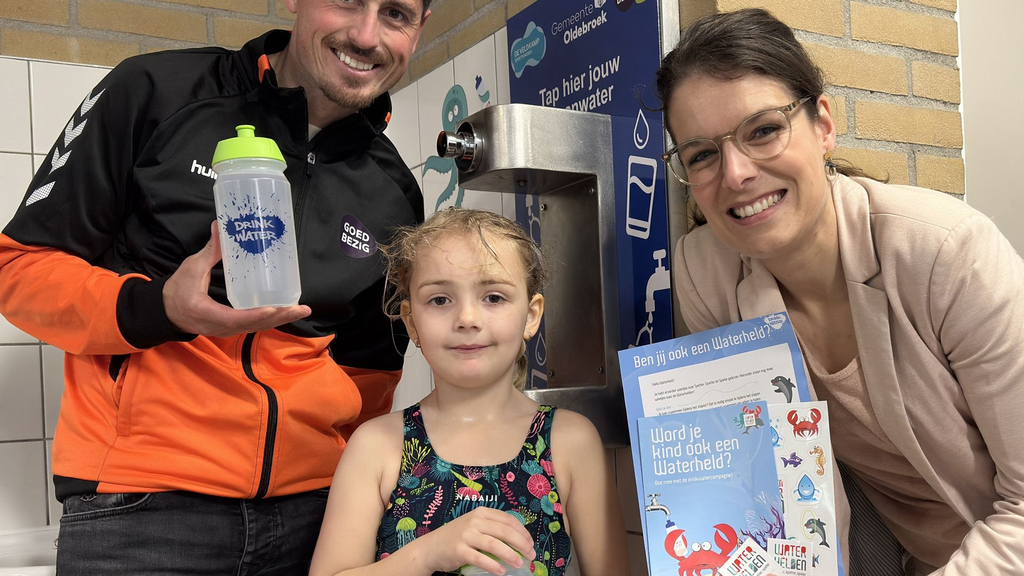 Zwembad de Veldkamp lanceert Watertappunt en Waterhelden-campagne | locomediagroep.nl/58568-zwembad-…