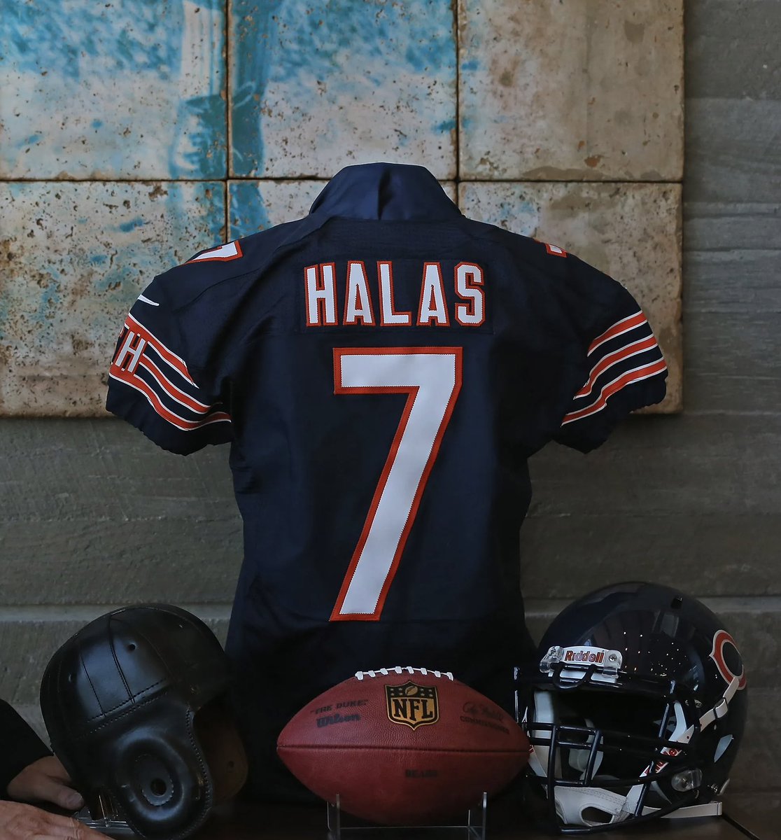 George Halas says (7) till the NFL draft! The founder greatest team in the NFL 😎 In honor of that, we’re giving away a George Halas Jersey. To enter -Follow @OfficialJAYCHI -Like & RT this tweet -Comment “🐻⬇️” Winner selected 4/19! *Make sure it’s us*