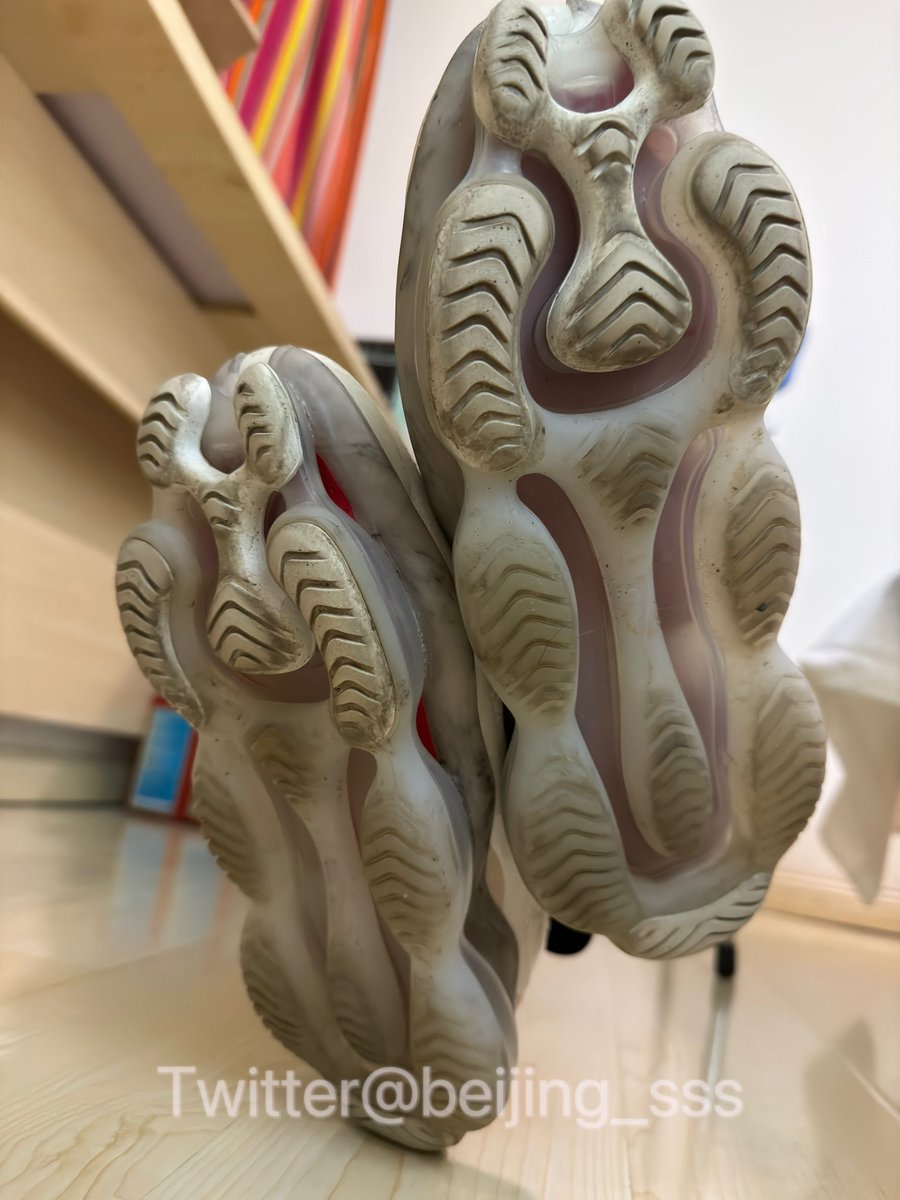 气垫鞋底脏了，就是你，跪下给我舔干净🫵