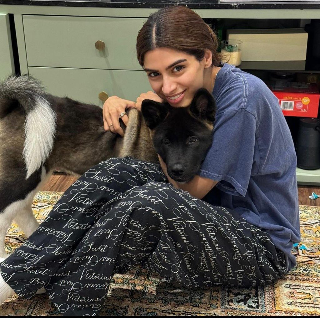 Love knows no bounds when it comes to these fur babies! #KhushiKapoor spreading joy with her adorable pets ❤️ @khushi05k