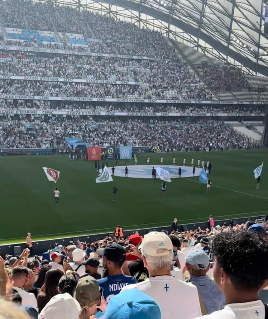 WalidMel1's tweet photo. 3 places à vendre pour OM/Benfica 

 (empêchement mon fils malade)

Ganay V Rang 31 très bien placé 

Prix très correct 

Certifie par beaucoup de monde embou,billets etc 0 problème vous pouvez vérifier sur mon Twitter.

@biloEntraide 
@OM_LeReseau #OMBenfica #om #teamom https://t.co/VNMLkRfxZZ