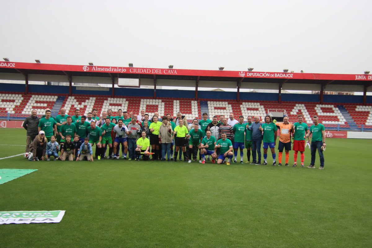 ⚽️🧑‍🦼Solidaridad en el #FranciscoDeLaHera🏟️ con los veteranos del @recreoficial de Huelva

🔗 futbolistasfeafv.com/noticias-de-la…

#ELA #FutbolContraLaELA #FutbolVeteranos #AsociacionMiembroFEAFV

@Huelva24 @Albiazules