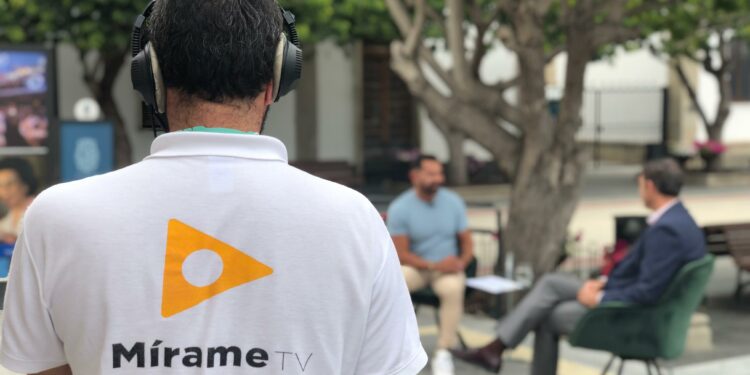 mirametvcom's tweet photo. 🟠 Especial informativo en Mírame Televisión: 'Canarias tiene un límite'. Sábado 20 de abril, más de tres horas de televisión en directo y mostrando lo que ocurre en cada punto del Archipiélago. Con @DavidCuestaTV y @oscarmartinTF, y dirigido por @ManuelArtilesTV 

https://t.co/86vdnbyC5x
