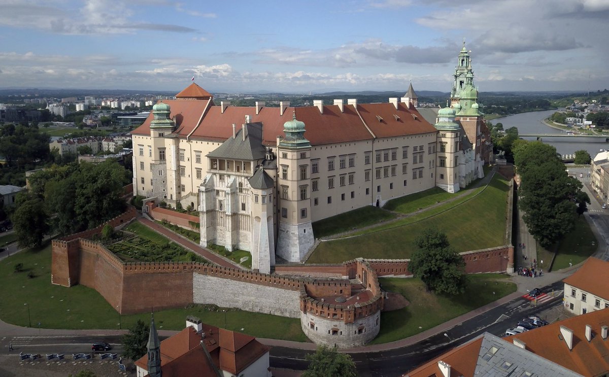 The Wawel Royal Castle in Krakow and the Victoria and Albert Museum in London inspiring culture and international collaboration 👉🏻 democracyandpeace.org/2024/04/18/the… #inspringculturePoland #inspiringculture 🇵🇱🇬🇧