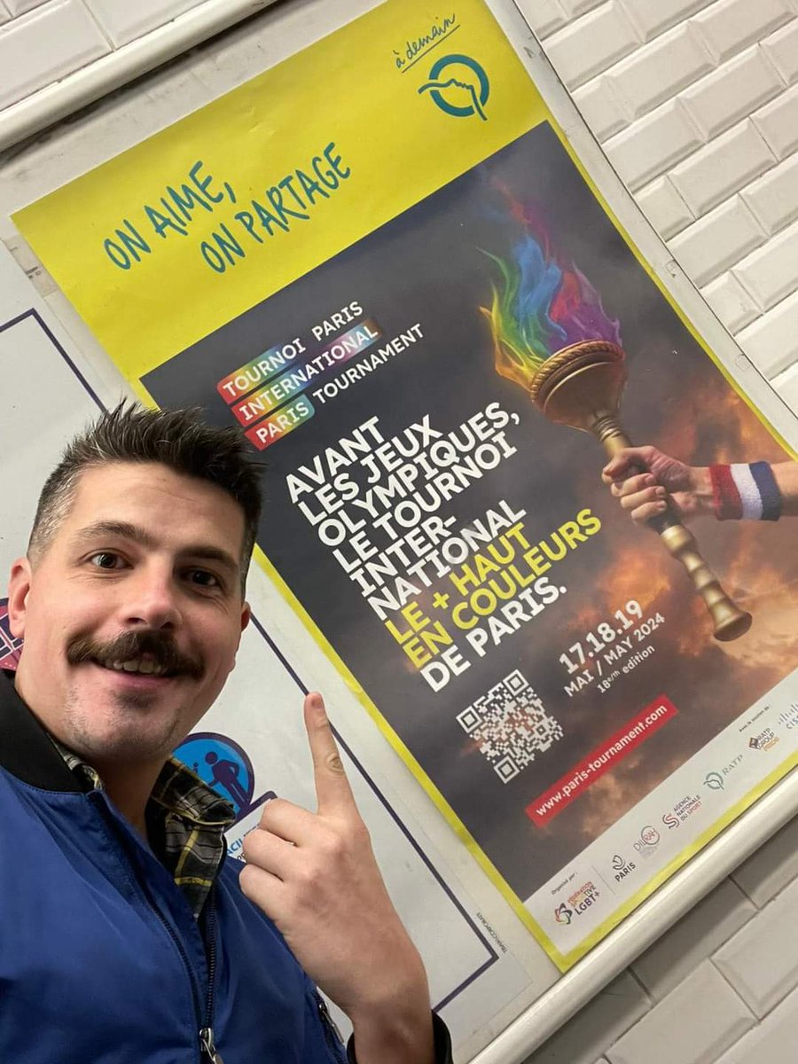 Spotted !!!! 
Notre 1ère affiche ❤️❤️❤️ dans le métro parisien !!
Pas peu fières 👍👌🙏
@studiomaje
<a href="/RATPgroup/">RATP Group</a>
@FS_LGBT <a href="/CiscoPrideERO/">Cisco Pride ERO</a>  <a href="/CiscoFrance/">Cisco France</a> <a href="/JomaSportFR/">Joma Sport France</a>