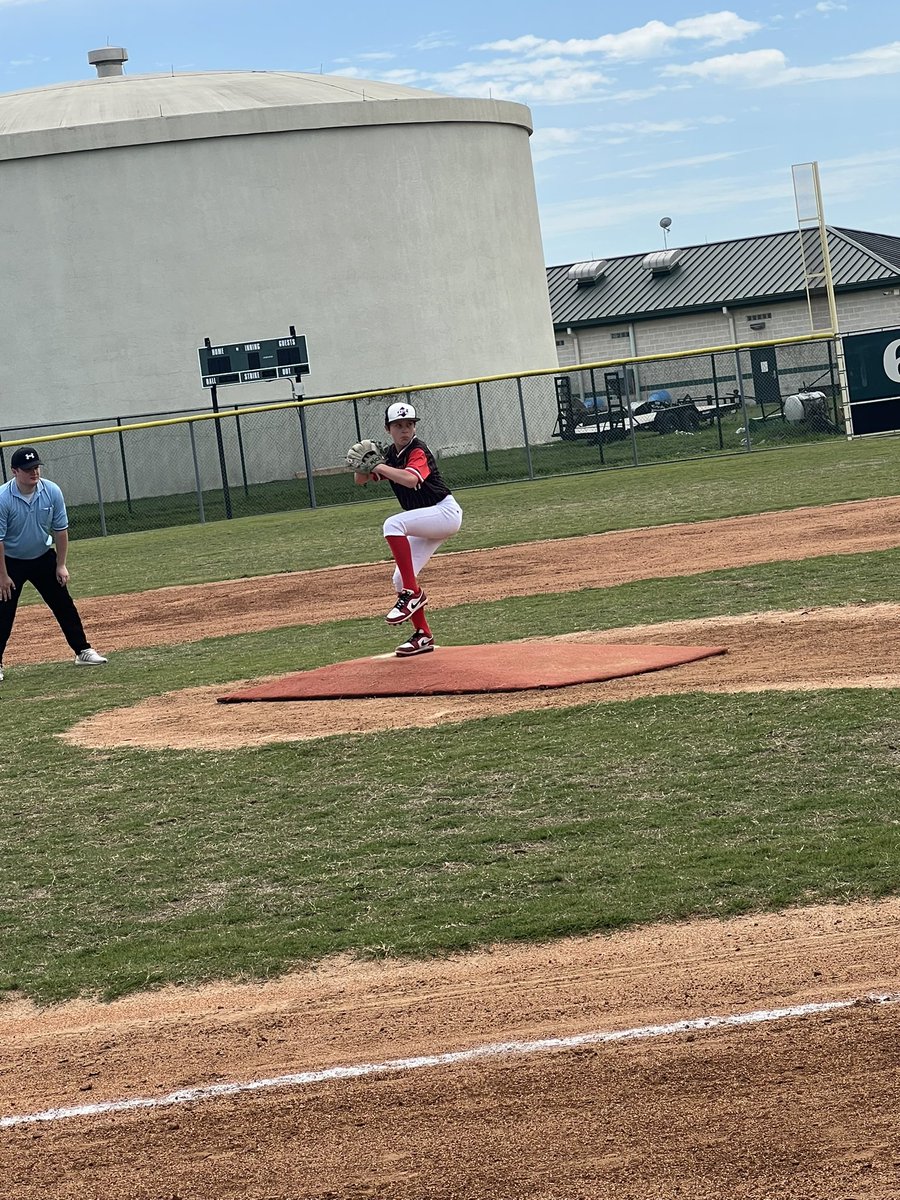 bbartels17's tweet photo. Absolutely love the insanity of four kids playing ball at the same time. Blessed to be able to catch some ball with these kiddos this spring. https://t.co/5Ve8xzDKld