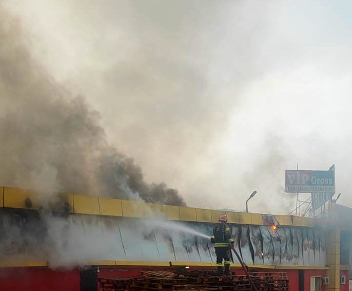 İzmit Körfez Mahallesi'nde meydana gelen market yangınına hızlı bir şekilde müdahale ettik. Şu anda 34 araç ve 84 personel ile söndürme çalışmalarını sürdürüyoruz. Büyük geçmiş olsun.