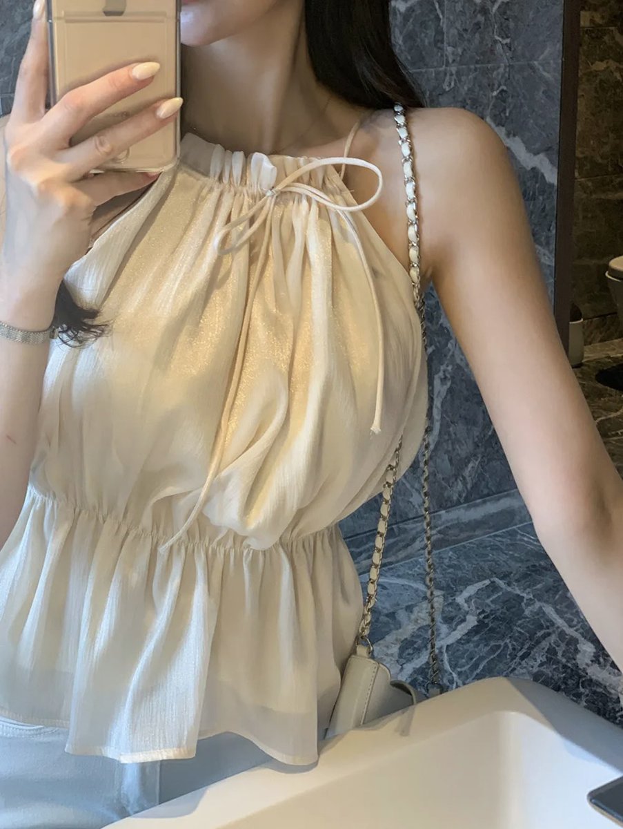 _mi_pi03's tweet photo. DHOLICで韓国美女が着てそうな新作ブラウス発見した^.ˬ.^！！カリカリな二の腕手に入れてこれ着たい🤍 https://t.co/iBWgUaNSgv