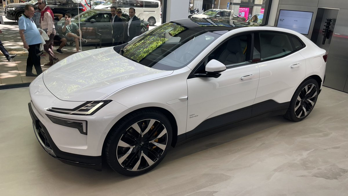 DalmauParera's tweet photo. El Polestar 4 ya está en el mercado. Hoy le hemos echado un primer vistazo: crossover de 4,84 metros y 5 plazas con 526 litros de maletero. Un solo motor de 272 CV RWD o dos motores 544 CV 4x4. Batería de 100 kWh y autonomía de 580 a 610 KM. 65.900 y 72.900 euros respectivamente. https://t.co/gN2awLeruj