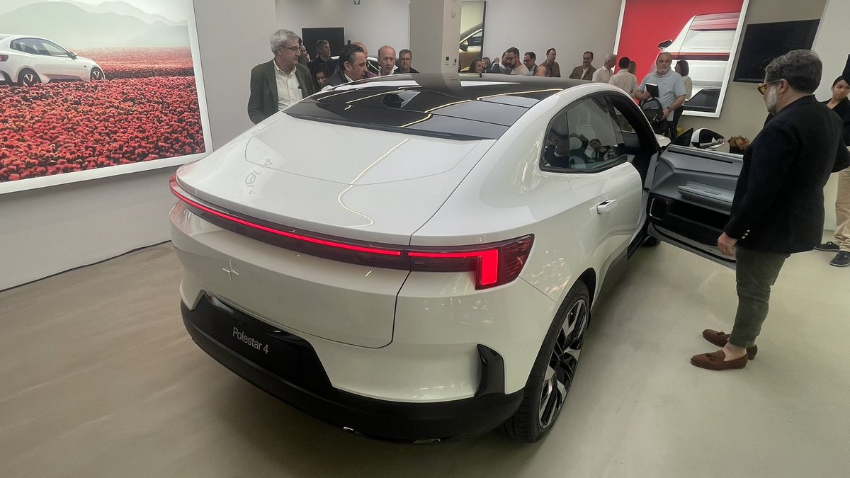 DalmauParera's tweet photo. El Polestar 4 ya está en el mercado. Hoy le hemos echado un primer vistazo: crossover de 4,84 metros y 5 plazas con 526 litros de maletero. Un solo motor de 272 CV RWD o dos motores 544 CV 4x4. Batería de 100 kWh y autonomía de 580 a 610 KM. 65.900 y 72.900 euros respectivamente. https://t.co/gN2awLeruj