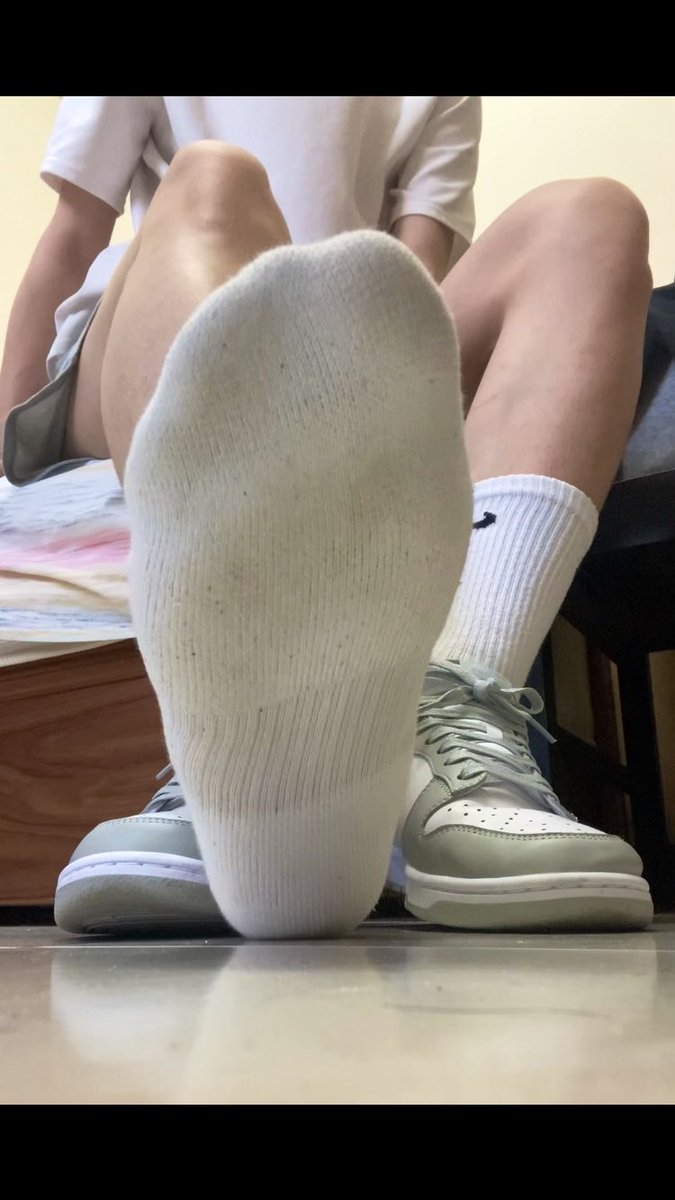 抽一個臉埋進來聞🤭
#白襪 #白襪控 #whitesocks #nikesocks